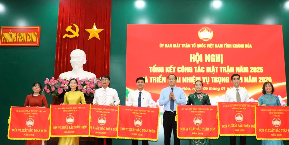 Đồng chí Nguyễn Khắc Hà trao cờ thi đua cho các tập thể.