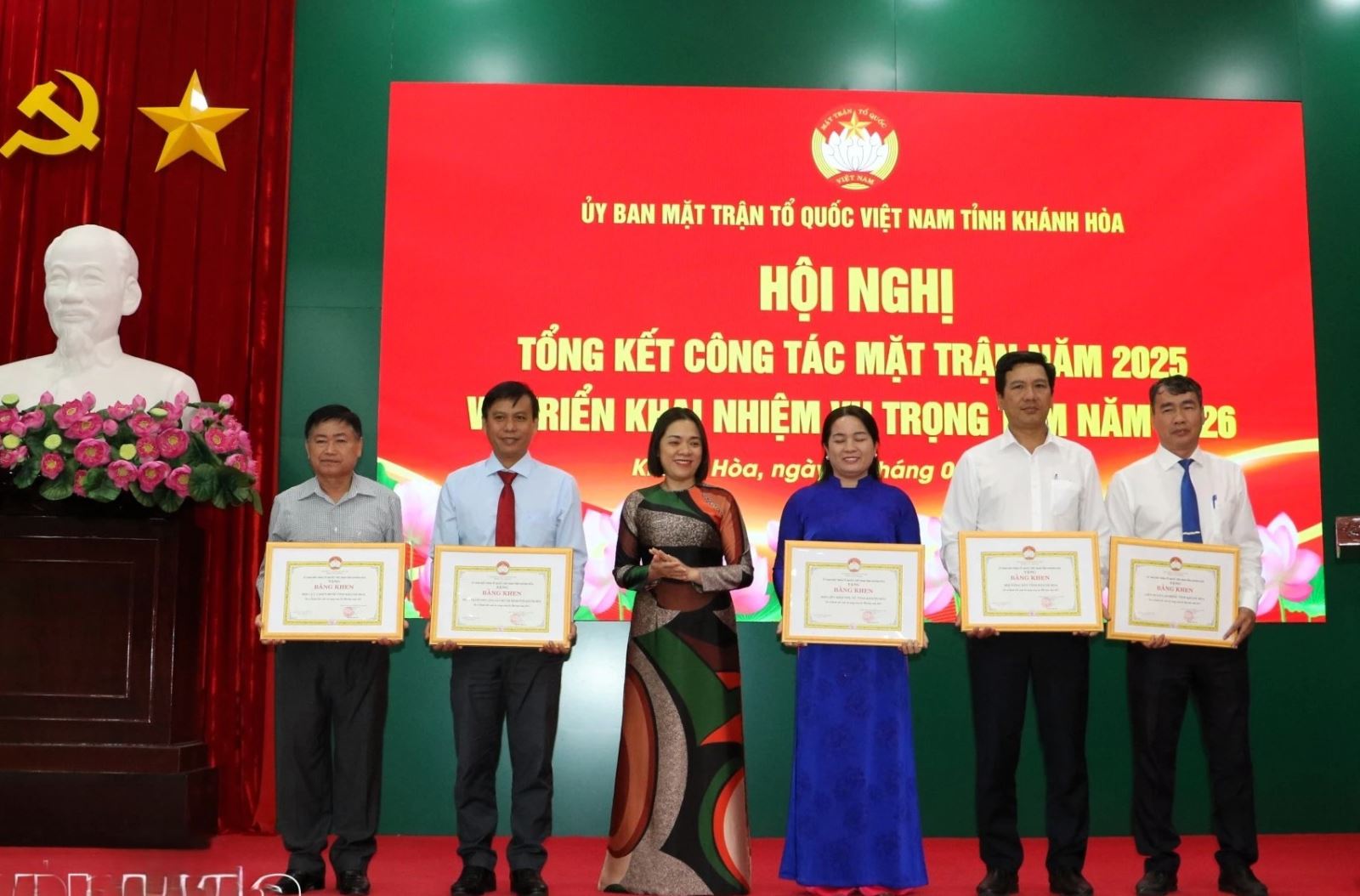 Đồng chí Trần Thu Mai trao bằng khen cho các tập thể.