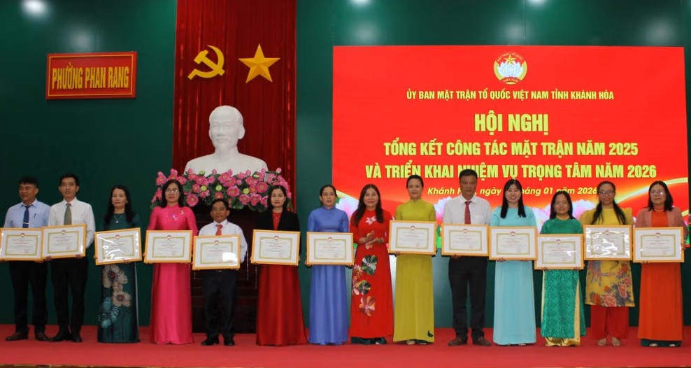 Đại diện lãnh đạo Ủy ban MTTQ Việt Nam tỉnh trao bằng khen cho các cá nhân.